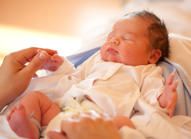 Neugeborenes Baby mit Strampler - Babymode auf Kinderstube-MV.de kaufen